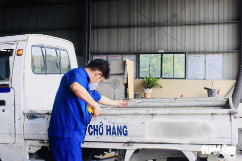 TP.HCM tái diễn cảnh xếp hàng chờ đăng kiểm, dòng xe dài cả km - Ảnh 5. TP.HCM tái diễn cảnh xếp hàng chờ đăng kiểm, dòng xe dài cả km - Ảnh 5.