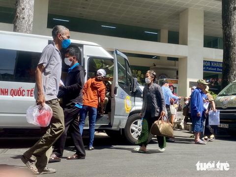 Bệnh nhân Bệnh viện Chợ Rẫy chuyển nơi khác: Thanh toán chi phí thế nào? - Ảnh 1. Bệnh nhân Bệnh viện Chợ Rẫy chuyển nơi khác: Thanh toán chi phí thế nào? - Ảnh 1.