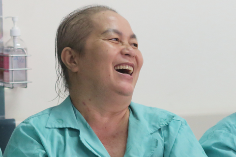 Không chọn nước mắt, chiến binh K chọn những bông hoa và cả nụ cười - Ảnh 1. Không chọn nước mắt, chiến binh K chọn những bông hoa và cả nụ cười - Ảnh 1.