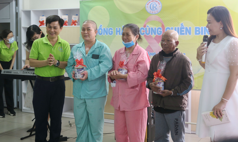 Không chọn nước mắt, chiến binh K chọn những bông hoa và cả nụ cười - Ảnh 7. Không chọn nước mắt, chiến binh K chọn những bông hoa và cả nụ cười - Ảnh 7.