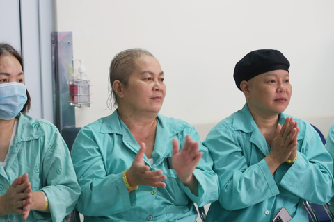 Không chọn nước mắt, chiến binh K chọn những bông hoa và cả nụ cười - Ảnh 4. Không chọn nước mắt, chiến binh K chọn những bông hoa và cả nụ cười - Ảnh 4.