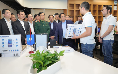Thăm trung tâm đổi mới sáng tạo, Thủ tướng gợi ý slogan ‘hội tụ trí tuệ, lan tỏa lợi ích - Ảnh 2. Thăm trung tâm đổi mới sáng tạo, Thủ tướng gợi ý slogan ‘hội tụ trí tuệ, lan tỏa lợi ích - Ảnh 2.
