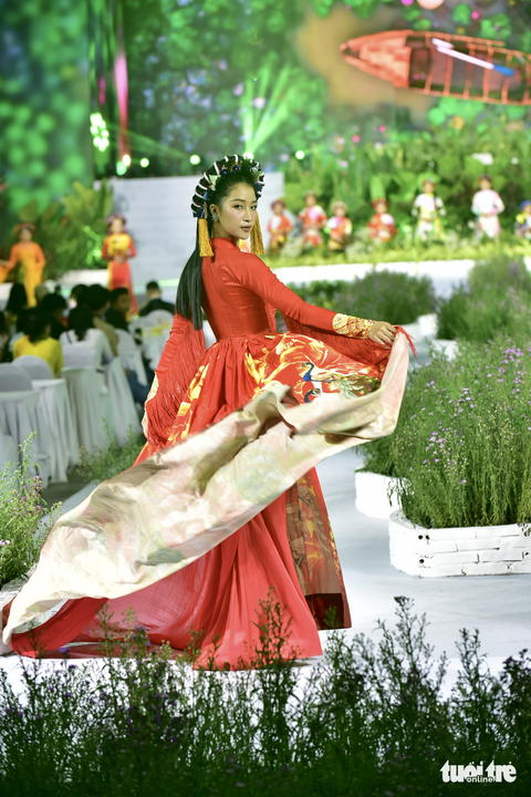 Áo dài với hành trình sống động của 11 nhà thiết kế 3 miền - Ảnh 4. Áo dài với hành trình sống động của 11 nhà thiết kế 3 miền - Ảnh 4.