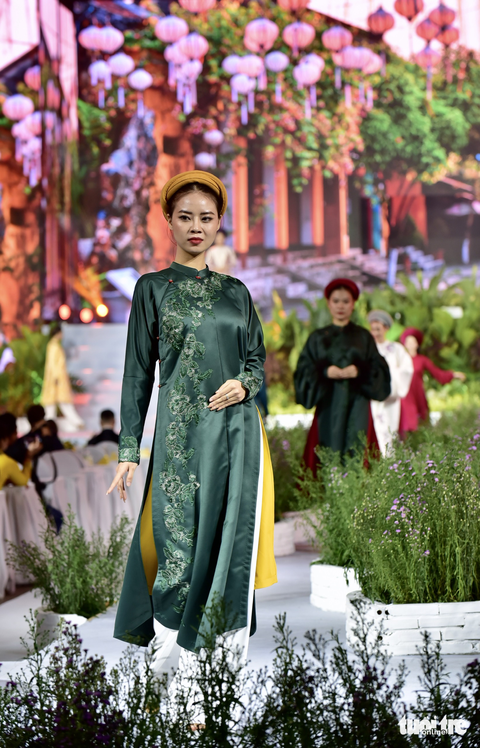 Áo dài với hành trình sống động của 11 nhà thiết kế 3 miền - Ảnh 5. Áo dài với hành trình sống động của 11 nhà thiết kế 3 miền - Ảnh 5.