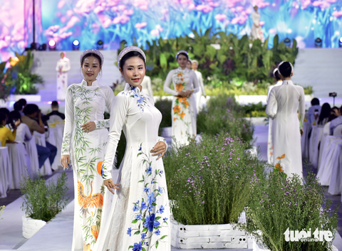 Áo dài với hành trình sống động của 11 nhà thiết kế 3 miền - Ảnh 7. Áo dài với hành trình sống động của 11 nhà thiết kế 3 miền - Ảnh 7.