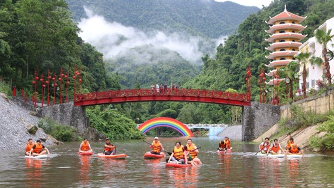 Khởi động lễ hội mùa Xuân Cổng Trời Đông Giang - Ảnh 1. Du khách trải nghiệm nhiều trò chơi hấp dẫn giữa không gian hùng vỹ của núi rừng tại khu du lịch sinh thái Cổng Trời Đông Giang - Ảnh: PHƯƠNG THẢO