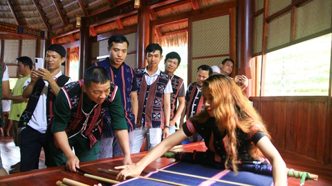 Khởi động lễ hội mùa Xuân Cổng Trời Đông Giang - Ảnh 3. Nhiều hoạt động giao lưu văn hóa diễn ra trong 3 ngày của lễ hội mùa xuân như đan lát, dệt thổ cẩm - Ảnh: PHƯƠNG THẢO