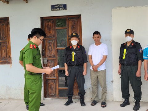 Bắt giám đốc trung tâm dạy nghề nghi nhận hối lộ - Ảnh 1. Bắt giám đốc trung tâm dạy nghề nghi nhận hối lộ - Ảnh 1.