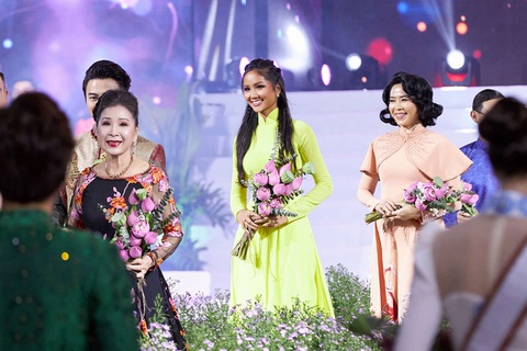 Đoàn Minh Tài diện áo dài Sĩ Hoàng làm đại sứ áo dài - Ảnh 6. Đoàn Minh Tài diện áo dài Sĩ Hoàng làm đại sứ áo dài - Ảnh 6.