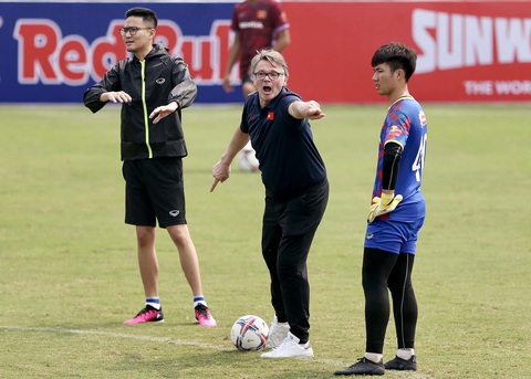 U23 Việt Nam dần quen tập lúc nửa đêm - Ảnh 1. U23 Việt Nam dần quen tập lúc nửa đêm - Ảnh 1.