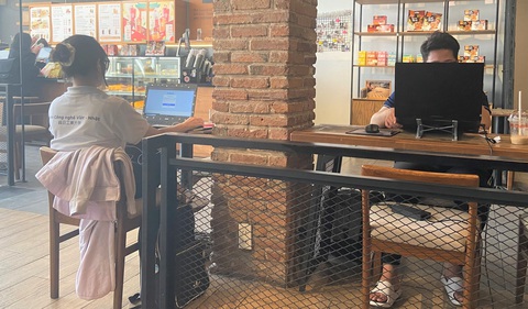 Học, làm việc ở quán cà phê: Trải nghiệm tốt, sao là lãng phí! - Ảnh 1. Học, làm việc ở quán cà phê: Trải nghiệm tốt, sao là lãng phí! - Ảnh 1.