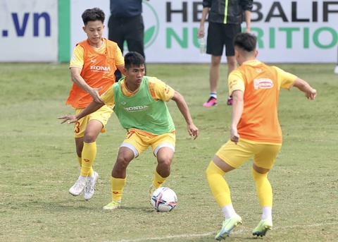 HLV Philippe Troussier muốn U22 Việt Nam nghĩ tới việc dự World Cup - Ảnh 1. HLV Philippe Troussier muốn U22 Việt Nam nghĩ tới việc dự World Cup - Ảnh 1.