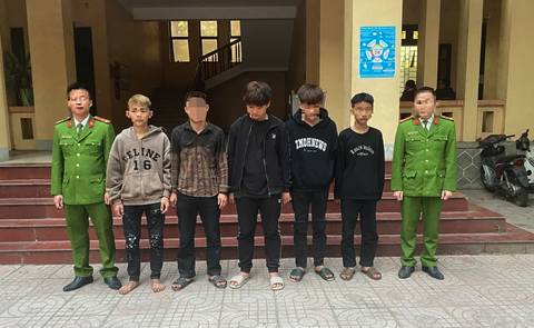 Nhóm thiếu niên ném đá làm vỡ kính hàng loạt xe khách trên quốc lộ 1 giữa đêm - Ảnh 1. Nhóm thiếu niên ném đá làm vỡ kính hàng loạt xe khách trên quốc lộ 1 giữa đêm - Ảnh 1.