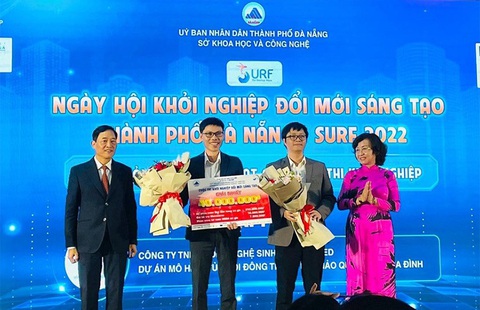 Nhà nghiên cứu ở ĐH Duy Tân và cơ hội khởi nghiệp trong ngành Công nghệ Sinh học - Ảnh 1. TS Thành Trung (thứ 2 từ phải sang) cùng cộng sự giành giải nhất cuộc thi Khởi nghiệp đổi mới sáng tạo TP Đà Nẵng năm 2022