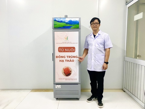 Nhà nghiên cứu ở ĐH Duy Tân và cơ hội khởi nghiệp trong ngành Công nghệ Sinh học - Ảnh 2. TS Thành Trung bên Tủ nuôi đông trùng hạ thảo trong hành trình khởi nghiệp