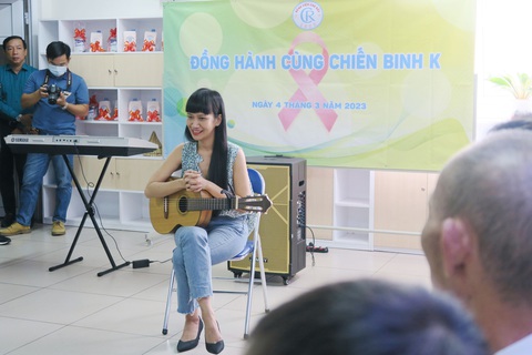 Không chọn nước mắt, chiến binh K chọn những bông hoa và cả nụ cười - Ảnh 5. Không chọn nước mắt, chiến binh K chọn những bông hoa và cả nụ cười - Ảnh 5.
