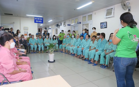 Không chọn nước mắt, chiến binh K chọn những bông hoa và cả nụ cười - Ảnh 2. Không chọn nước mắt, chiến binh K chọn những bông hoa và cả nụ cười - Ảnh 2.