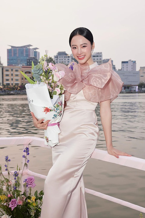 Ảnh vui sao Việt 5-3: Hồ Ngọc Hà đọ sắc cùng Ninh Dương Lan Ngọc - Ảnh 2. Ảnh vui sao Việt 5-3: Hồ Ngọc Hà đọ sắc cùng Ninh Dương Lan Ngọc - Ảnh 2.