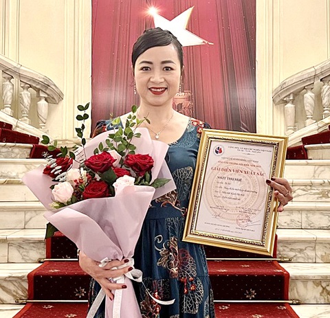 Một Linh Huệ... rất khác! - Ảnh 2. NSƯT Linh Huệ nhận giải diễn viên xuất sắc năm 2022 của Hội Nghệ sĩ sân khấu Việt Nam - Ảnh: NVCC