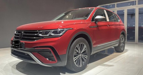 VW Tiguan loạn giá tại đại lý: Có nơi giảm 200 triệu đồng, bản vừa ra mắt cũng hạ giá - Ảnh 1. VW Tiguan loạn giá tại đại lý: Có nơi giảm 200 triệu đồng, bản vừa ra mắt cũng hạ giá - Ảnh 1.