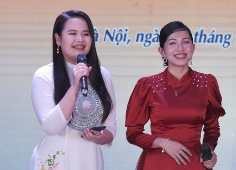 Người khuyết tật truyền nghị lực trên mạng xã hội - Kỳ cuối: Đừng khóc, hãy yêu mình và yêu người - Ảnh 2. Nhà tâm lý - MC khiếm thị của Đài truyền hình Việt Nam Lê Hương Giang (trái) trên sân khấu - Ảnh: H.T.