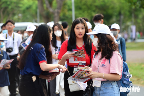15.000 học trò dự ngày hội tư vấn tuyển sinh - hướng nghiệp, kín sân Trường đại học Cần Thơ - Ảnh 1. 15.000 học trò dự ngày hội tư vấn tuyển sinh - hướng nghiệp, kín sân Trường đại học Cần Thơ - Ảnh 1.