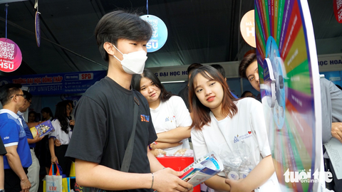 15.000 học trò dự ngày hội tư vấn tuyển sinh - hướng nghiệp, kín sân Trường đại học Cần Thơ - Ảnh 2. 15.000 học trò dự ngày hội tư vấn tuyển sinh - hướng nghiệp, kín sân Trường đại học Cần Thơ - Ảnh 2.