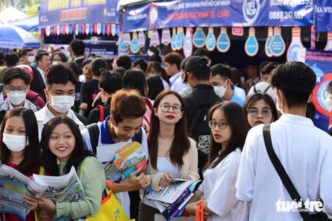 15.000 học trò dự ngày hội tư vấn tuyển sinh - hướng nghiệp, kín sân Trường đại học Cần Thơ - Ảnh 3. 15.000 học trò dự ngày hội tư vấn tuyển sinh - hướng nghiệp, kín sân Trường đại học Cần Thơ - Ảnh 3.