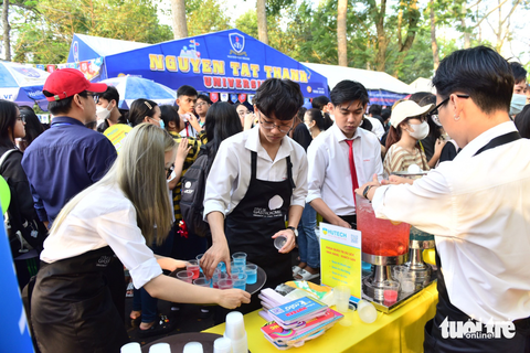 15.000 học trò dự ngày hội tư vấn tuyển sinh - hướng nghiệp, kín sân Trường đại học Cần Thơ - Ảnh 4. 15.000 học trò dự ngày hội tư vấn tuyển sinh - hướng nghiệp, kín sân Trường đại học Cần Thơ - Ảnh 4.