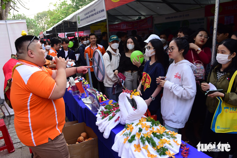 15.000 học trò dự ngày hội tư vấn tuyển sinh - hướng nghiệp, kín sân Trường đại học Cần Thơ - Ảnh 5. 15.000 học trò dự ngày hội tư vấn tuyển sinh - hướng nghiệp, kín sân Trường đại học Cần Thơ - Ảnh 5.