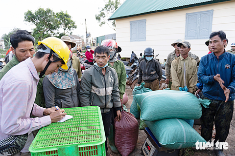 Nông dân đưa cà phê ra "biển lớn" - Ảnh 2. Nông dân xã Dliê Ya, huyện Krông Năng, bán cà phê chín đỏ 100% để làm nguyên liệu sản xuất cà phê đặc sản cho Hợp tác xã Ea Tân