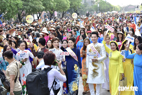 3.000 văn nghệ sĩ và người dân diễu hành áo dài - Ảnh 2. 3.000 văn nghệ sĩ và người dân diễu hành áo dài - Ảnh 2.