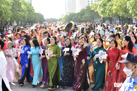 3.000 văn nghệ sĩ và người dân diễu hành áo dài - Ảnh 3. 3.000 văn nghệ sĩ và người dân diễu hành áo dài - Ảnh 3.