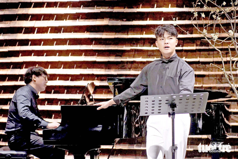 Nhạc cổ điển giữa Sài Gòn: muôn nơi chưa muôn sắc - Ảnh 1. Tenor Thế Huy vừa hát vừa dẫn dắt trong đêm récital các tác phẩm của nhà soạn nhạc Gabrial Fauré (đệm đàn là pianist Nguyễn Lữ Hiệp) - Ảnh: HUỲNH VY