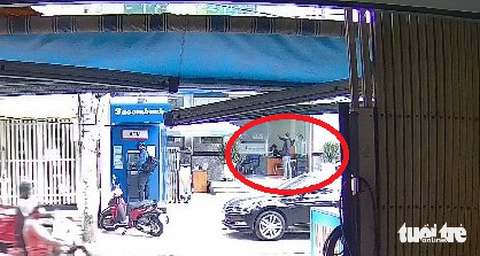 Vụ cầm vật giống súng vào ngân hàng: Hai thanh niên yêu cầu đưa tiền nhưng chưa lấy được - Ảnh 2. Vụ cầm vật giống súng vào ngân hàng: Hai thanh niên yêu cầu đưa tiền nhưng chưa lấy được - Ảnh 2.