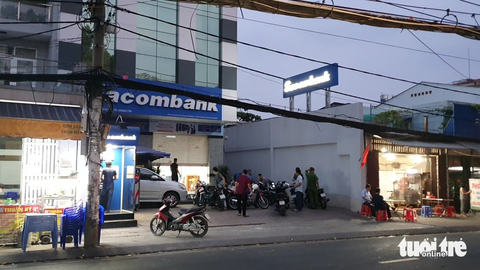 Vụ cầm vật giống súng vào ngân hàng: Hai thanh niên yêu cầu đưa tiền nhưng chưa lấy được - Ảnh 3. Vụ cầm vật giống súng vào ngân hàng: Hai thanh niên yêu cầu đưa tiền nhưng chưa lấy được - Ảnh 3.
