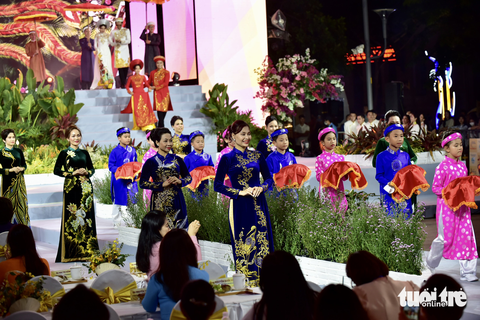 Thí sinh Duyên dáng áo dài sải bước trên sàn diễn dài gần 100m - Ảnh 1. Thí sinh Duyên dáng áo dài sải bước trên sàn diễn dài gần 100m - Ảnh 1.