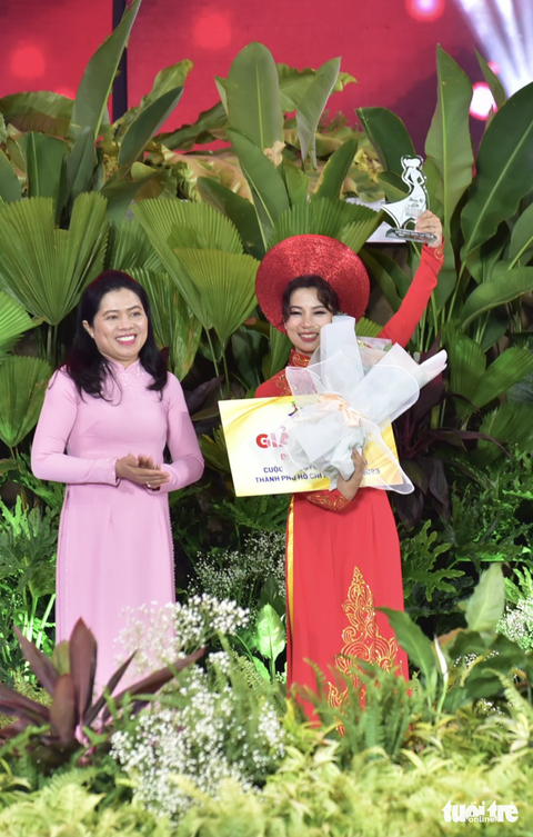 Thí sinh Duyên dáng áo dài sải bước trên sàn diễn dài gần 100m - Ảnh 5. Thí sinh Duyên dáng áo dài sải bước trên sàn diễn dài gần 100m - Ảnh 5.