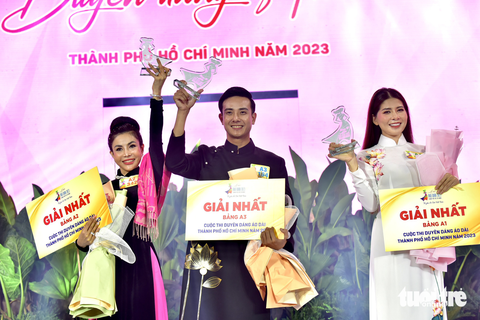 Thí sinh Duyên dáng áo dài sải bước trên sàn diễn dài gần 100m - Ảnh 4. Thí sinh Duyên dáng áo dài sải bước trên sàn diễn dài gần 100m - Ảnh 4.