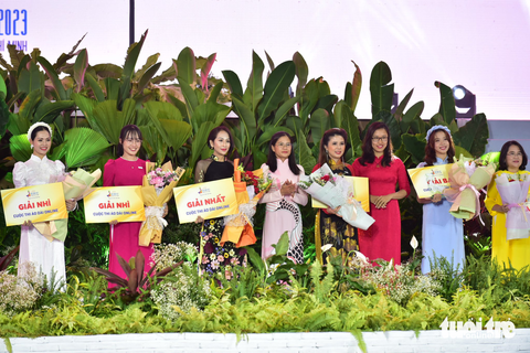 Thí sinh Duyên dáng áo dài sải bước trên sàn diễn dài gần 100m - Ảnh 7. Thí sinh Duyên dáng áo dài sải bước trên sàn diễn dài gần 100m - Ảnh 7.