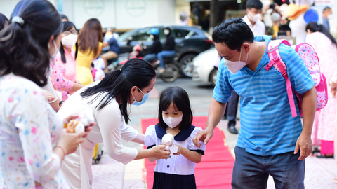 Phụ huynh - nhà trường kết nối tốt sẽ bớt bị lừa - Ảnh 1. Kết nối với nhà trường qua các kênh thân thuộc để kiểm tra thông tin là cách phụ huynh bảo vệ con của mình - Ảnh: DUYÊN PHAN