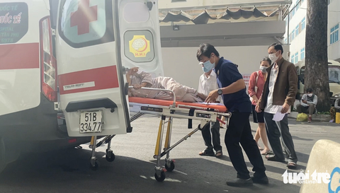 Có những người bệnh không thể chờ - Ảnh 2. 21h ngày 2-3, trước khu D Bệnh viện Chợ Rẫy (TP.HCM), một chiếc xe cấp cứu của Bệnh viện chuyên khoa ngoại thần kinh quốc tế đến đón một bệnh nhân tại Bệnh viện Chợ Rẫy chụp MRI, CT-Scan - Ảnh: XUÂN MAI
