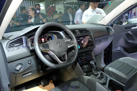 VW Tiguan loạn giá tại đại lý: Có nơi giảm 200 triệu đồng, bản vừa ra mắt cũng hạ giá - Ảnh 4. VW Tiguan loạn giá tại đại lý: Có nơi giảm 200 triệu đồng, bản vừa ra mắt cũng hạ giá - Ảnh 4.