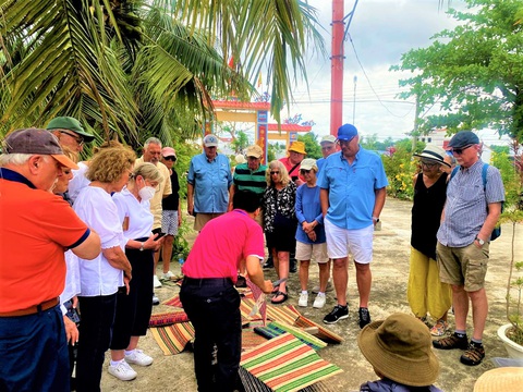 Du khách tàu biển thích thú đi tour đồng quê ngoại ô Nha Trang - Ảnh 6. Du khách tàu biển thích thú đi tour đồng quê ngoại ô Nha Trang - Ảnh 6.