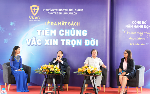 Các chuyên gia tại Lễ ra mắt sách Tiêm chủng vắc xin trọn đời - Cuốn sách đầu tiên về tiêm chủng tại Việt Nam - Ảnh: Nguyên An Các chuyên gia tại Lễ ra mắt sách Tiêm chủng vắc xin trọn đời - Ảnh: Nguyên An