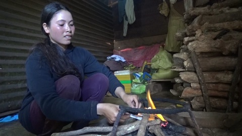 Tiếp sức nhà nông Jrai vững bước trên con đường cải thiện sinh kế - Ảnh 4. Vợ chồng chị Kpa Vi chăm chỉ làm thuê và chăn nuôi dê, bò phát triển kinh tế - Ảnh: TRẦN HƯỚNG