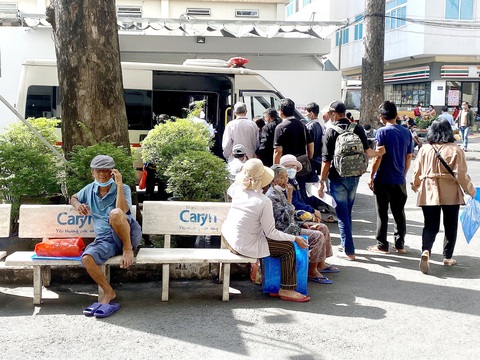 Bắt đầu "cởi trói" cho bệnh viện - Ảnh 3. Bệnh nhân của Bệnh viện Chợ Rẫy được xe đón và chở qua Bệnh viện Ngoại thần kinh quốc tế (quận Tân Phú) để chụp MRI, CT-Scantheo chỉ định - Ảnh: PHƯƠNG QUYÊN