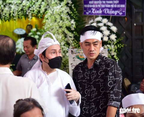 Nhiều khán giả đón xe đò lên Sài Gòn tiễn đưa nghệ sĩ Vũ Linh - Ảnh 1. Nhiều khán giả đón xe đò lên Sài Gòn tiễn đưa nghệ sĩ Vũ Linh - Ảnh 1.