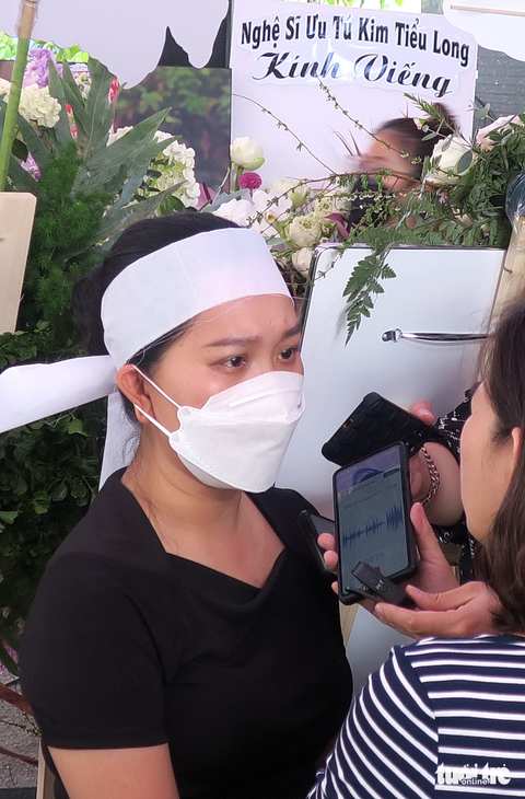 Nhiều khán giả đón xe đò lên Sài Gòn tiễn đưa nghệ sĩ Vũ Linh - Ảnh 3. Nhiều khán giả đón xe đò lên Sài Gòn tiễn đưa nghệ sĩ Vũ Linh - Ảnh 3.