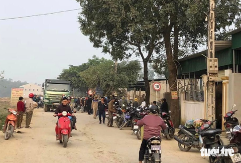 Vụ tai nạn ba mẹ con tử vong: Đường chật hẹp nhưng xe tải nhiều - Ảnh 2. Vụ tai nạn ba mẹ con tử vong: Đường chật hẹp nhưng xe tải nhiều - Ảnh 2.